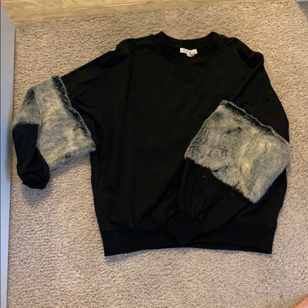 Fur sleeve top!